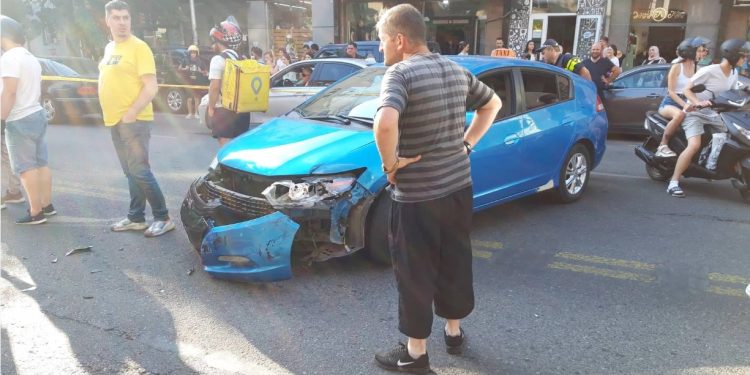 ბათუმში ავტომობილი მოტოციკლს დაეჯახა