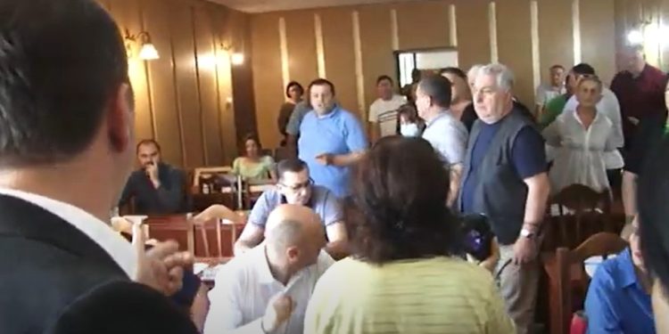 ვიდეო – ხმაური და დაპირისპირება ოზურგეთის საკრებულოს სხდომაზე