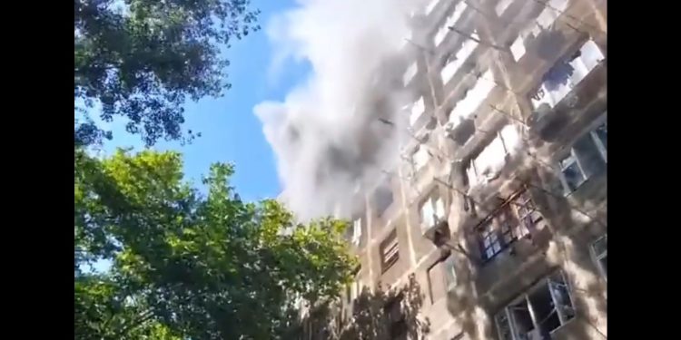 VIDEO: თბილისში, საცხოვრებელ კორპუსში ხანძარი გაჩნდა