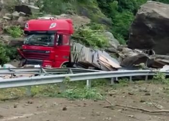 თურქეთში, ართვინის პროვინციაში კლდე ჩამოიშალა და სატვირთო მანქანები მოიყოლა