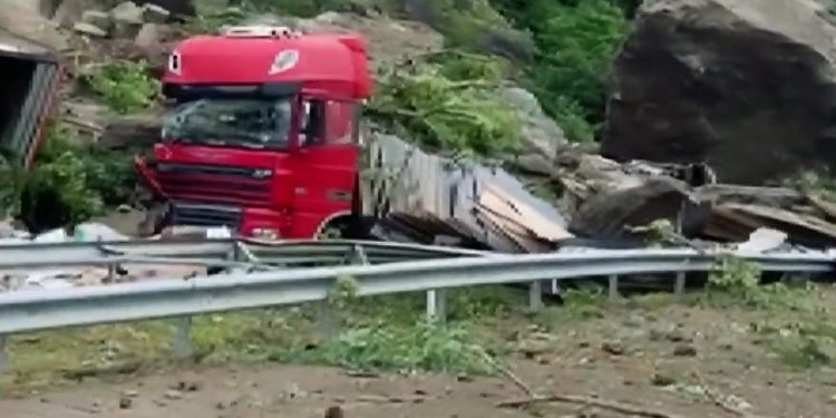 თურქეთში, ართვინის პროვინციაში კლდე ჩამოიშალა და სატვირთო მანქანები მოიყოლა