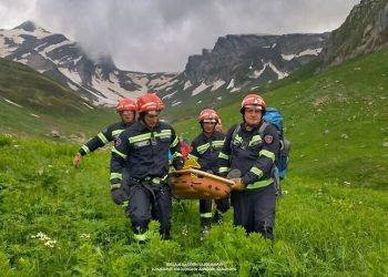 მაშველებმა ონში, მწვერვალ კატიწვერასთან მყოფი დაშავებული ტურისტი ქუთაისში ვერტმფრენით გადაიყვანეს