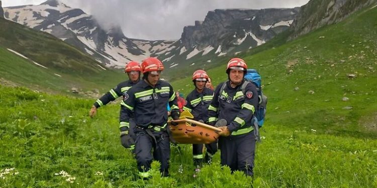 მაშველებმა ონში, მწვერვალ კატიწვერასთან მყოფი დაშავებული ტურისტი ქუთაისში ვერტმფრენით გადაიყვანეს