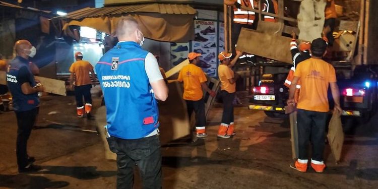 ე.წ. დეზერტირების ბაზრისა და სადგურის მოედნის მიმდებარე ტერიტორიაზე გარემოვაჭრეების უნებართვო კონსტრუქციები აიღეს