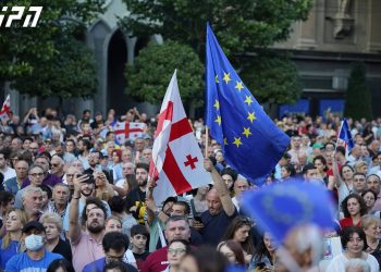 აქციის მონაწილეთა ნაწილი, 3 000 ადამიანი მსვლელობით პარლამენტიდან ოცნების ოფისისკენ გადადის
