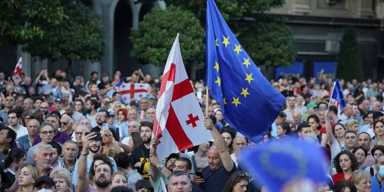 აქციის მონაწილეთა ნაწილი, 3 000 ადამიანი მსვლელობით პარლამენტიდან ოცნების ოფისისკენ გადადის
