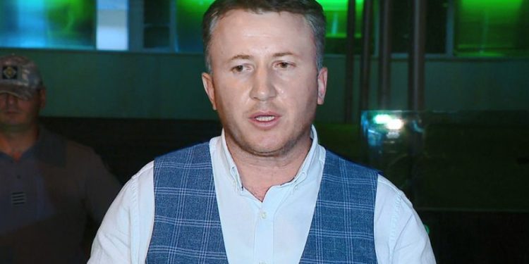 გოგაშვილს გაშლილ ხელებზე უდებდნენ კონკრეტულ იარაღს, სავარაუდოდ, ანაბეჭდებისა და დნმ-ის გადატანის მიზნით” – ადვოკატი