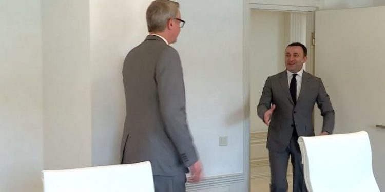 ირაკლი ღარიბაშვილი კარლ ჰარცელს გამოემშვიდობა