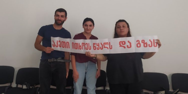 აკეთელების საპროტესტო ბანერი ლანჩხუთის საკრებულოს სხდომაზე