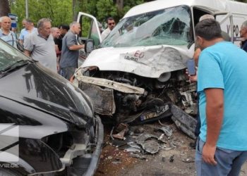 ავტოსაგზაო შემთხვევა აჭარაში – ერთმანეთს სამარშუტო მიკროავტობუსი და მსუბუქი ავტომობილი შეეჯახა