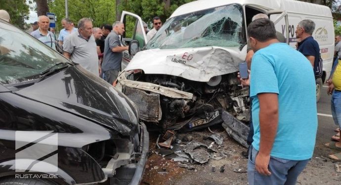 ავტოსაგზაო შემთხვევა აჭარაში – ერთმანეთს სამარშუტო მიკროავტობუსი და მსუბუქი ავტომობილი შეეჯახა