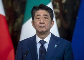 იაპონიის ყოფილი პრემიერი შინზო აბე, რომელსაც ცეცხლსასროლი იარაღიდან ესროლეს, გარდაიცვალა