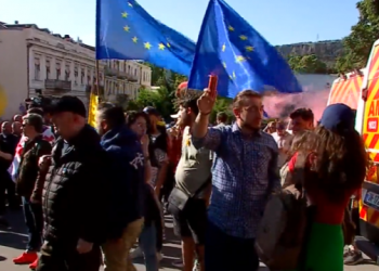 მთავრობის ადმინისტრაციასთან საპროტესტო აქცია მიმდინარეობს