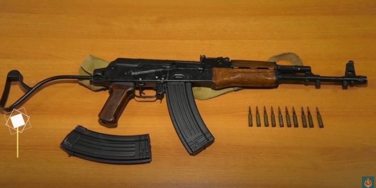 ვიდეო – პოლიციამ უკანონო ცეცხლსასროლი იარაღები და საბრძოლო მასალა ამოიღო – დაკავებულია 5 პირი