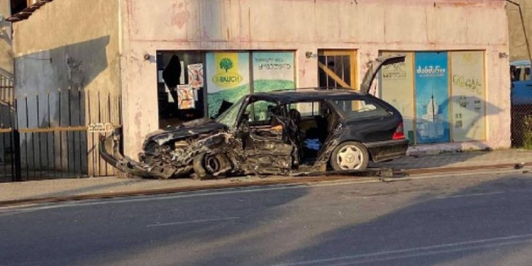 ავარია ზუგდიდში – ორი მსუბუქი ავტომობილი ერთმანეთს შეეჯახა, არიან დაშავებულები