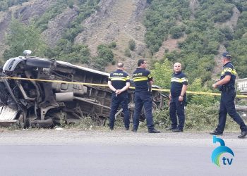 ბორჯომში მიკროავტობუსი გადაბრუნდა, რომელშიც 14 მგზავრი იმყოფებოდა