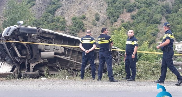 ბორჯომში მიკროავტობუსი გადაბრუნდა, რომელშიც 14 მგზავრი იმყოფებოდა