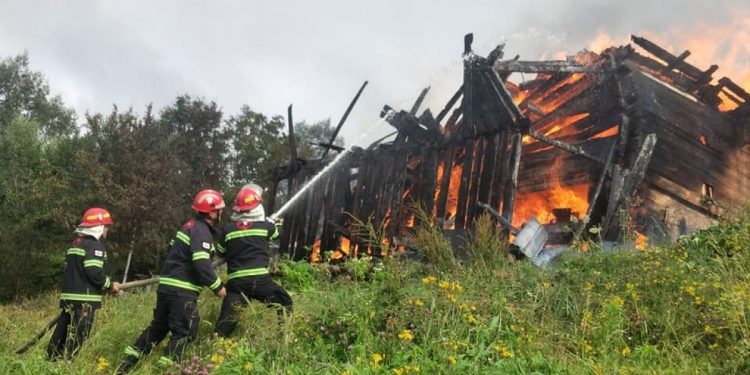 აჭარაში ხანძრის შედეგად ორსართულიანი სახლი და დამხმარე ნაგებობა დაიწვა