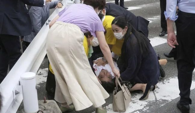 იაპონიის ყოფილ პრემიერს სიტყვით გამოსვლისას ცეცხლსასროლი იარაღიდან ესროლეს