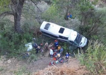 თურქეთში ტურისტების მიკროავტობუსი ხრამში გადავარდა, დაშავებულია 18 ადამიანი