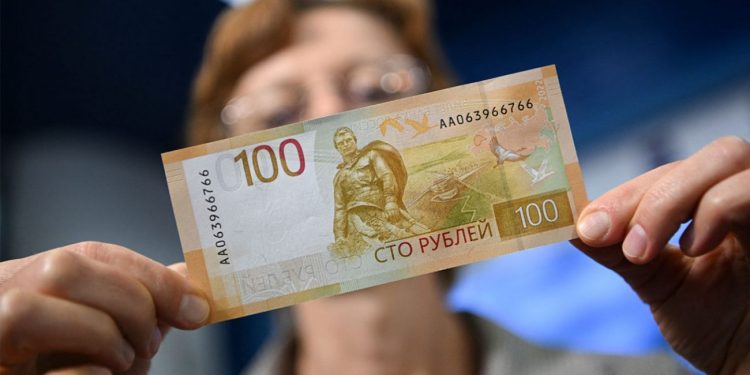 ახლადგამოშვებული 100-რუბლიანი მიმოქცევაში ვერ შედის, რადგან ბანკომატი კუპიურას ვერ იღებს