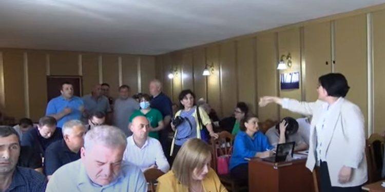 ხმაური და დაპირისპირება ოზურგეთის საკრებულოს სხდომაზე