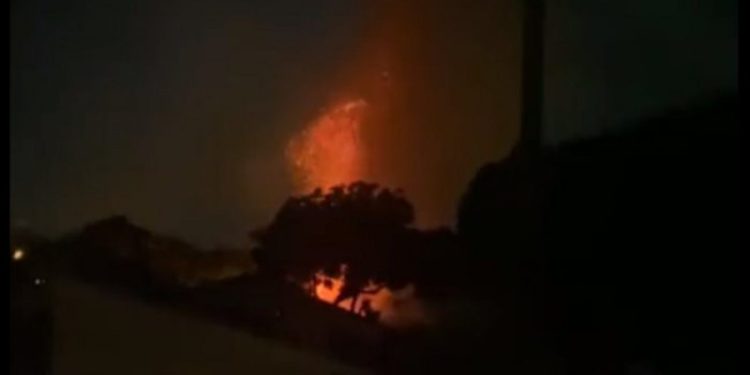 შრი-ლანკაში მომიტინგეებმა პრემიერმინისტრის სახლს ცეცხლი წაუკიდეს