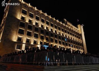 აქციის მონაწილეები მთავრობის ადმინისტრაციასთან გადადიან