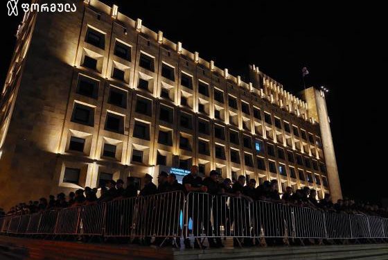 აქციის მონაწილეები მთავრობის ადმინისტრაციასთან გადადიან