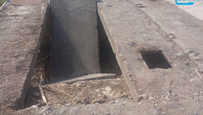 ქვემო აკეთში ახალ გაკეთებული ხიდი ჩატყდა და მანქანა ჩავარდა