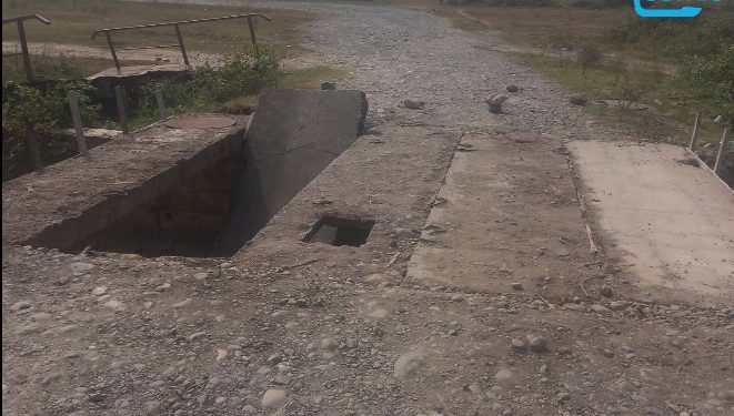 ქვემო აკეთში ახალ გაკეთებული ხიდი ჩატყდა და მანქანა ჩავარდა