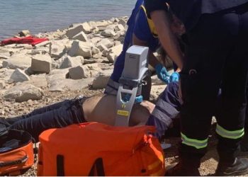 თბილისის ზღვაზე მაშველები და ექიმები ახალგაზრდა მამაკაცის გადარჩენას ცდილობენ