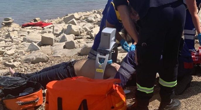 თბილისის ზღვაზე მაშველები და ექიმები ახალგაზრდა მამაკაცის გადარჩენას ცდილობენ