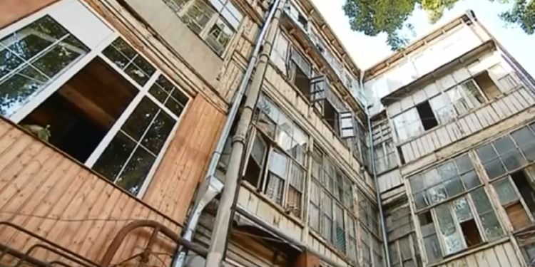 თბილისში საცხოვრებელი სახლის აივანი ჩამოინგრა – დაღუპულია 74 წლის ქალი