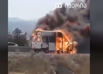 ვიდეო – სამგზავრო მიკროავტობუსს ცეცხლი გაუჩნდა და დაიწვა