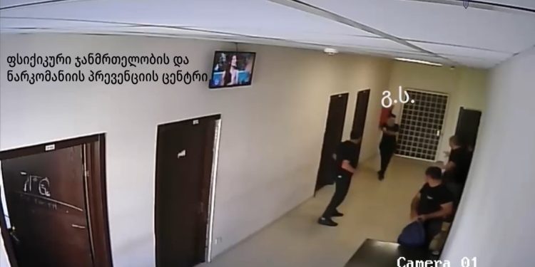 ვიდეო – პატიმარმა ბადრაგს იარაღი ამოაცალა და სამი გასროლა განახორციელა