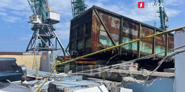 ბათუმის პორტში მატარებლის ვაგონი რელსებიდან გადავიდა, დაზიანდა ოთხი ავტომანქანა