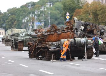 კიევის ცენტრში განადგურებული რუსული სამხედრო ტექნიკის „აღლუმი“ მოეწყო