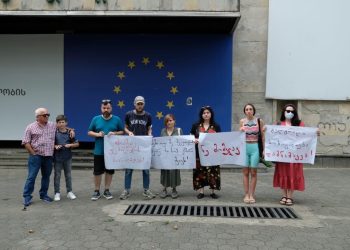 ოზურგეთში მომხდარ მკვლელობასთან დაკავშირებით მდუმარე აქცია გაიმართა