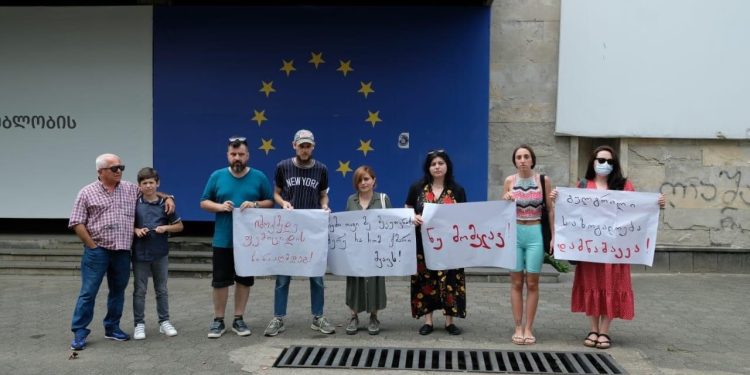 ოზურგეთში მომხდარ მკვლელობასთან დაკავშირებით მდუმარე აქცია გაიმართა