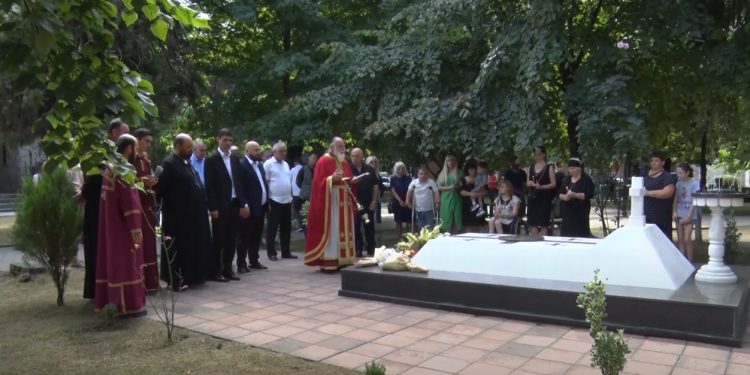 ოზურგეთში რუსეთ-საქართველოს ომში დაღუპული გმირები გაიხსენეს და მათ ხსოვნას პატივი მიაგეს