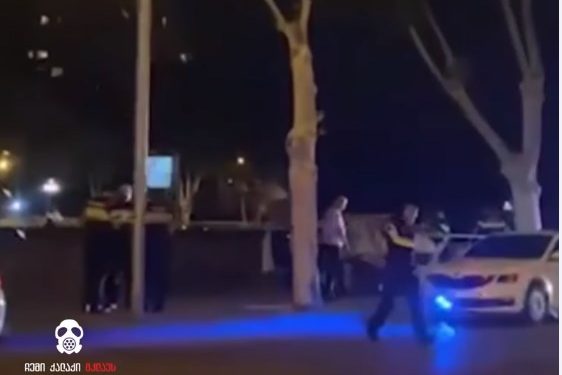 ავარია თბილისში – ავტომობილი პატრულის მანქანას შეეჯახა