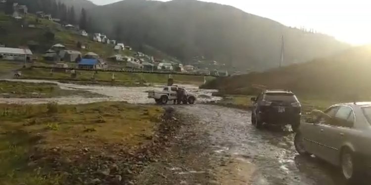 ვიდეო – ბახვისწყლის ადიდების გამო ბახმაროს დამსვენებლების ნაწილი გადაადგილებას ვერ ახერხებს