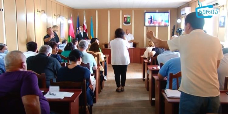 ოზურგეთის საკრებულოს სხდომა დღეს ნაციონალური მოძრაობის წევრებმა პროტესტის ნიშნად დატოვეს