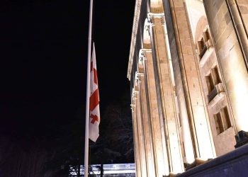 აგვისტოს ომის მე-14 წლისთავთან დაკავშირებით, პარლამენტის შენობაზე საქართველოს სახელმწიფო დროშა დაეშვა