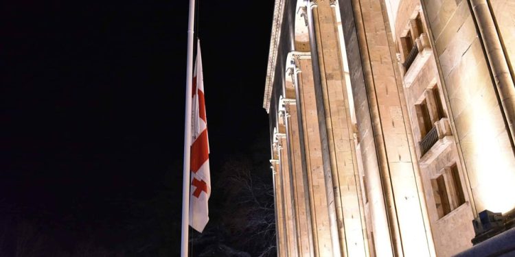 აგვისტოს ომის მე-14 წლისთავთან დაკავშირებით, პარლამენტის შენობაზე საქართველოს სახელმწიფო დროშა დაეშვა