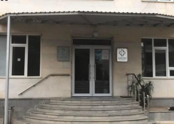 დააკავეს ექიმი, რომელმაც კანისა და ვენერიულ დაავადებათა დისპანსერის ხელმძღვანელი დაჭრა