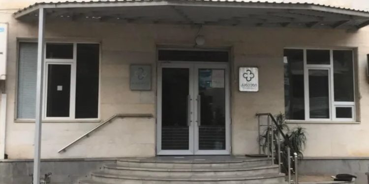 დააკავეს ექიმი, რომელმაც კანისა და ვენერიულ დაავადებათა დისპანსერის ხელმძღვანელი დაჭრა