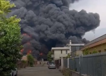 ვიდეო – იტალიაში ქიმიურ ქარხანაში ხანძარია