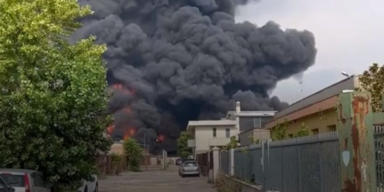 ვიდეო – იტალიაში ქიმიურ ქარხანაში ხანძარია